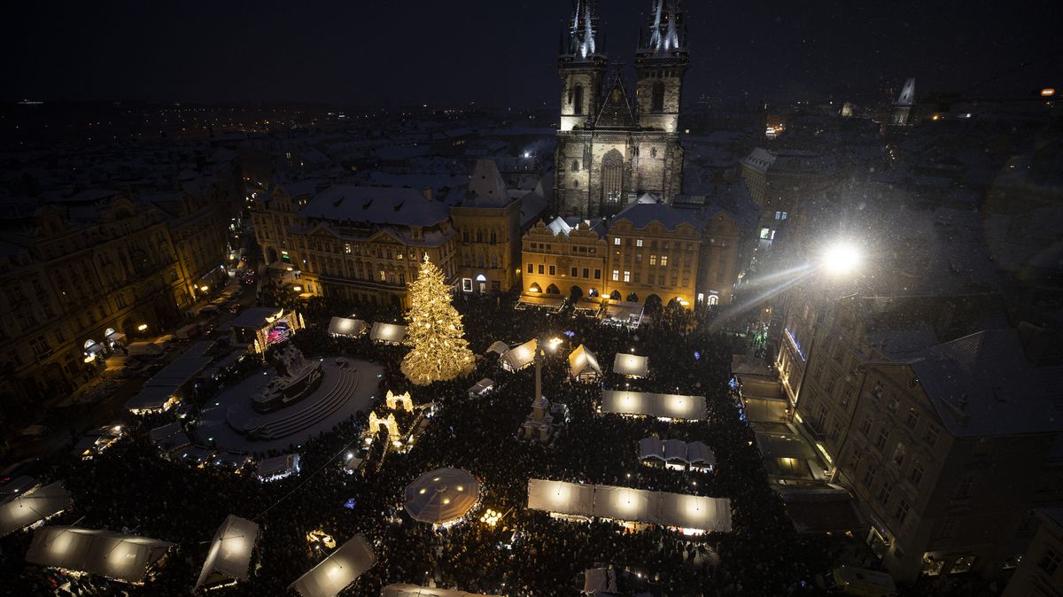 Svařák na Staromáku za 100 korun. Největší české vánoční trhy podraží