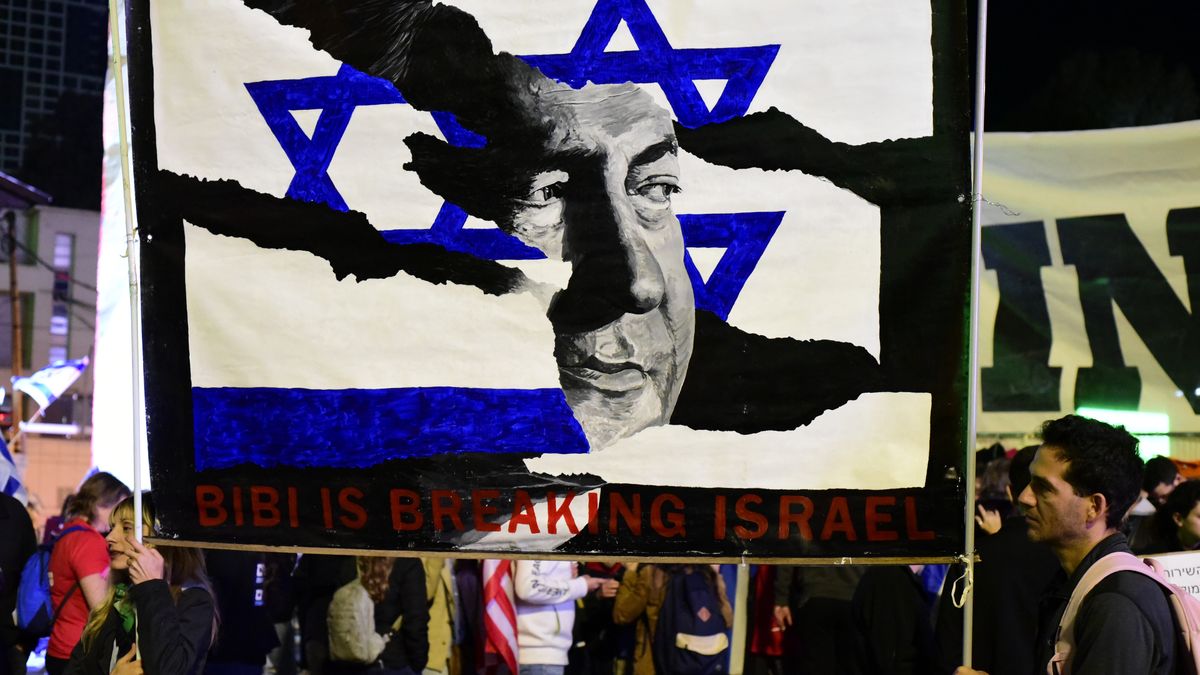 Netanjahu závisí na dvou mesiášských idiotech, říká bývalý agent Mosadu