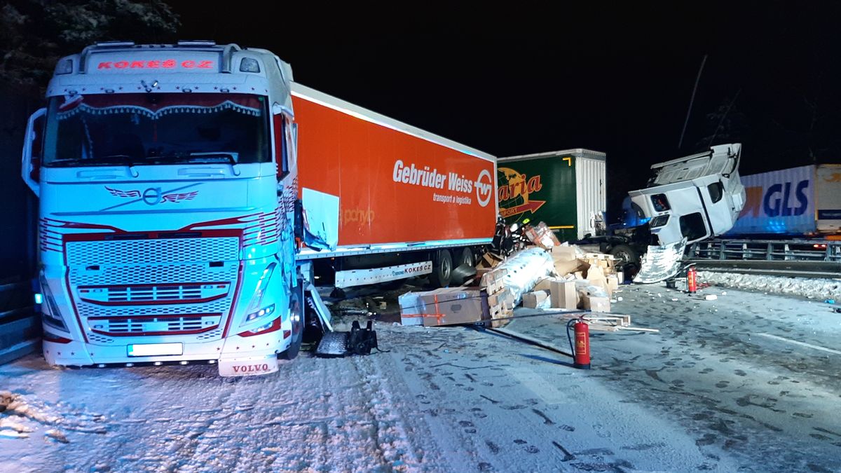 Nehoda čtyř kamionů zablokovala D1, zemřel při ní řidič