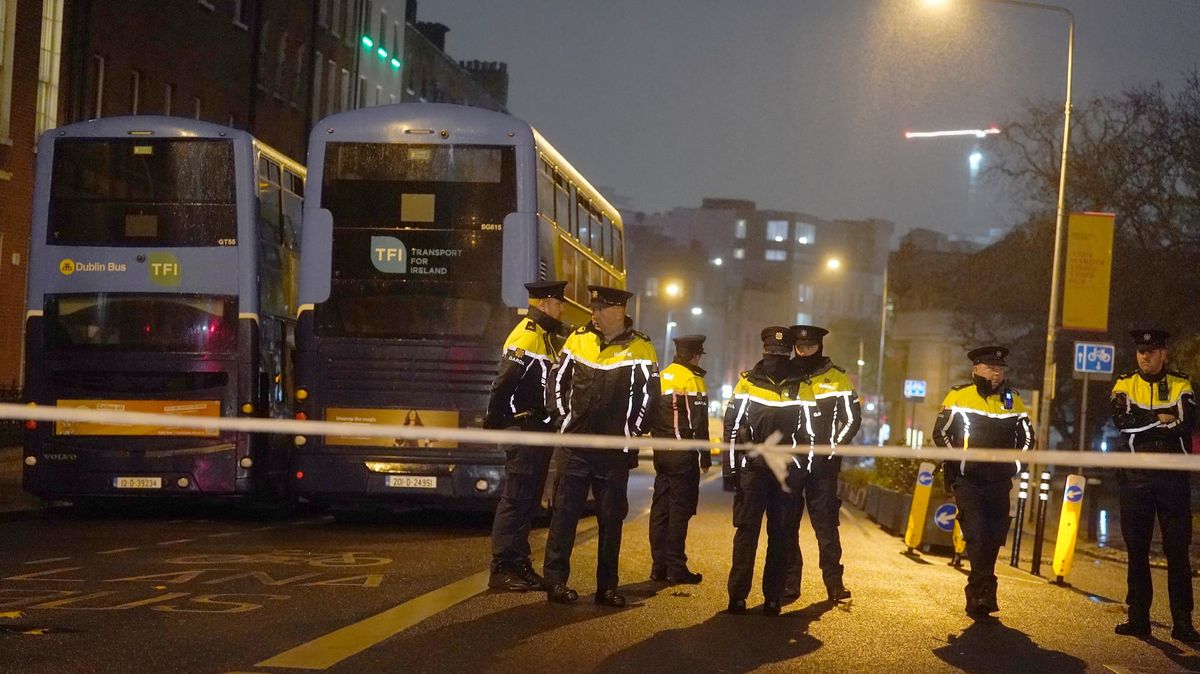 Útočník v Dublinu nožem vážně zranil holčičku a ženu. Ve městě jsou nepokoje