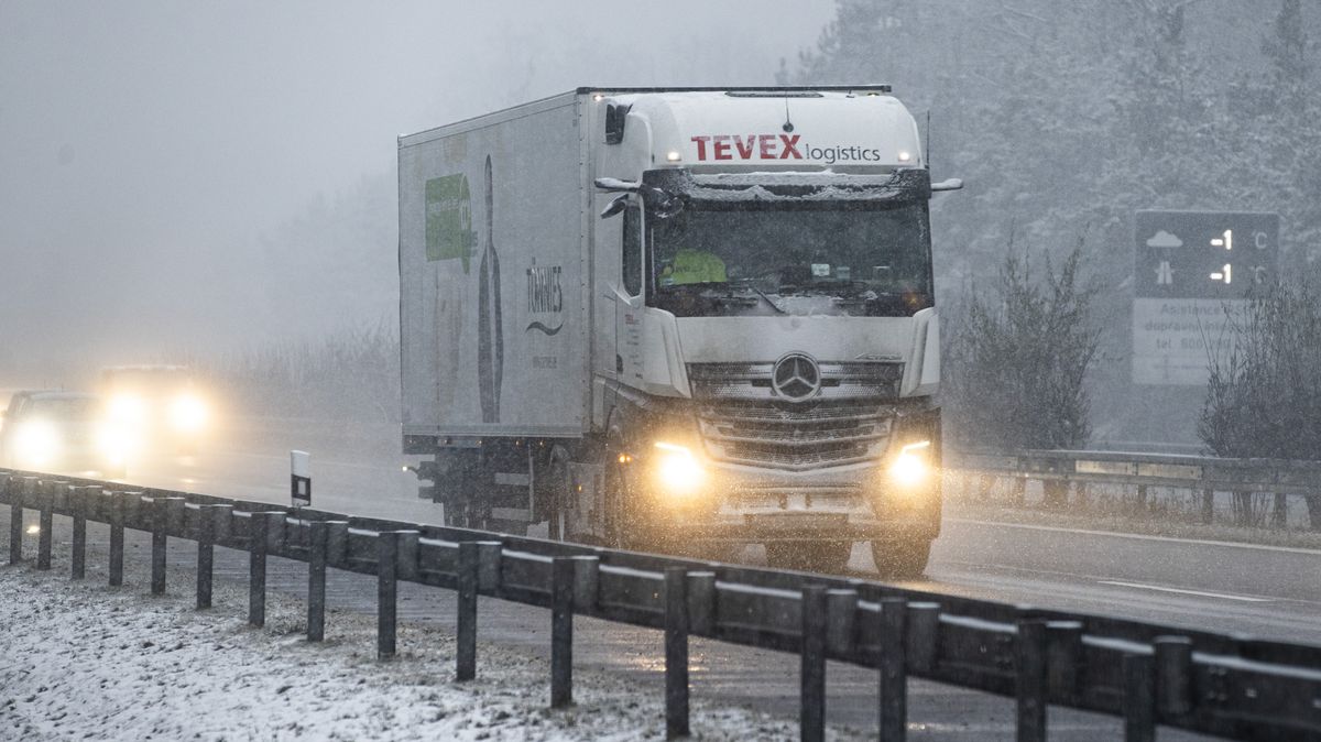 Dálnice D1 byla čtyři hodiny uzavřena, na sněhu havaroval kamion