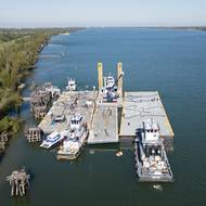 Členové Army Corp of Engineers (ACOE) monitorují 17. října složení vody, které je z řeky Mississippi čerpáno do čisticí nádrže jižně od New Orleans v Louisianě.