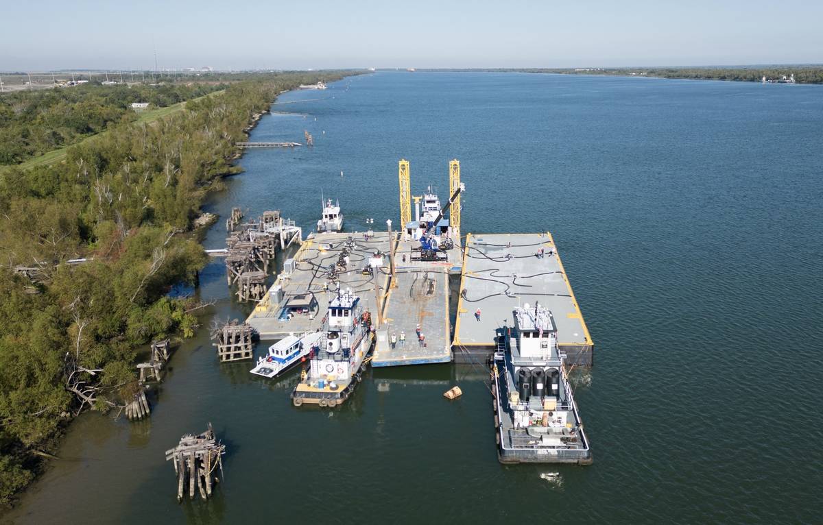 Členové Army Corp of Engineers (ACOE) monitorují 17. října složení vody, které je z řeky Mississippi čerpáno do čisticí nádrže jižně od New Orleans v Louisianě.