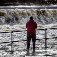Způsobily to deště a tání sněhu na Šumavě v posledních dnech, kvůli čemuž se zvednul objem zadržované vody v nádrži. 
