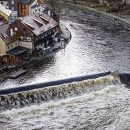 Výška hladiny se od středečního odpoledne do dnešního rána zvedla jen minimálně, po ránu dosahovala 222 centimetrů, před polednem byla na 220.