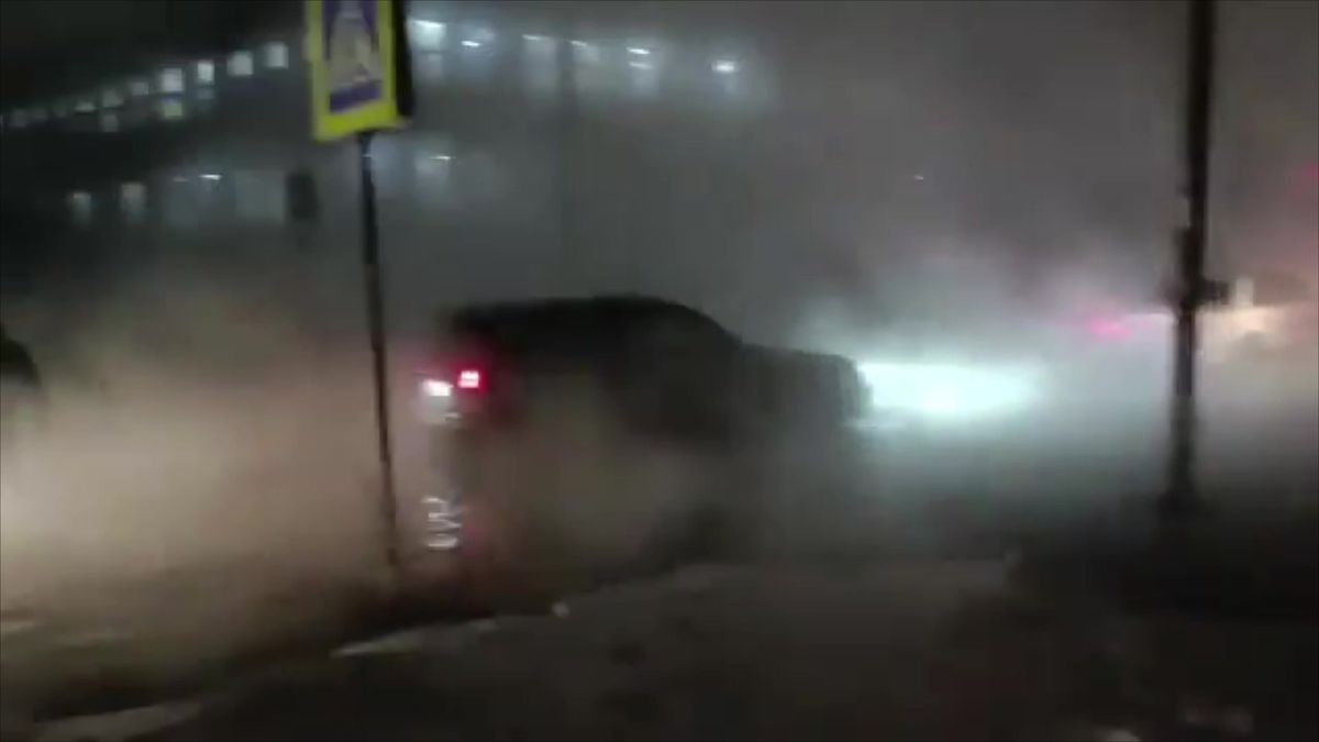Video ze zaplaveného Novosibirsku. Prasklo potrubí, lidé zůstali bez tepla