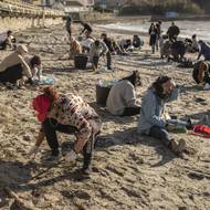 Do sběru kuliček, kterých může být podle propočtů ekologů několik milionů, se zapojili dobrovolníci. „Sbíráme granulát s nástroji, které jsme si sami přinesli,“ uvedla lékárnice Adriana Montotová, jedna z dobrovolnic.
(Na snímku prosévají dobrovolníci písek během úklidové operace na pláži Madorra ve španělském Nigranu, 11. ledna.)