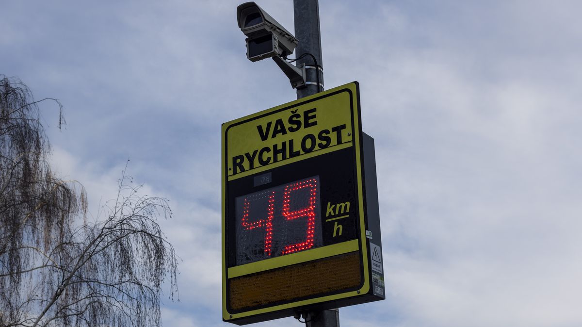 Obce za pokuty od řidičů inkasují stamiliony. Peníze si někde dělí