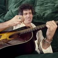 V květnu 1963 nahráli Rolling Stones již v plné sestavě Jagger, Richard, Bill Wyman, Brian Jones a Charlie Watts první singl Come On od Chucka Berryho a v dubnu 1964 vyšlo jejich první album The Rolling Stones. 
(Na snímku Richards, 1984.)