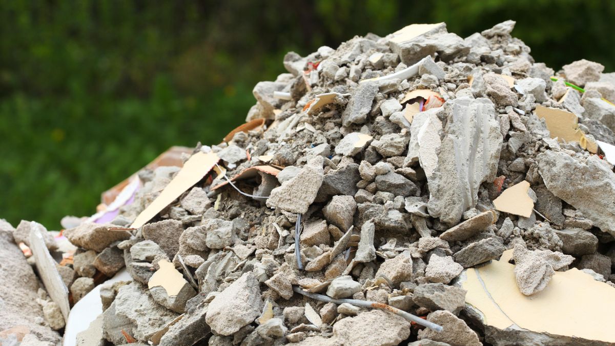 V Česku bují divoké skládky. Uložit stavební odpad stojí moc času i peněz