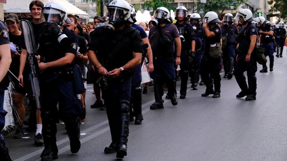 V Buenos Aires se důchodci a fotbaloví fanoušci tvrdě střetli s policií