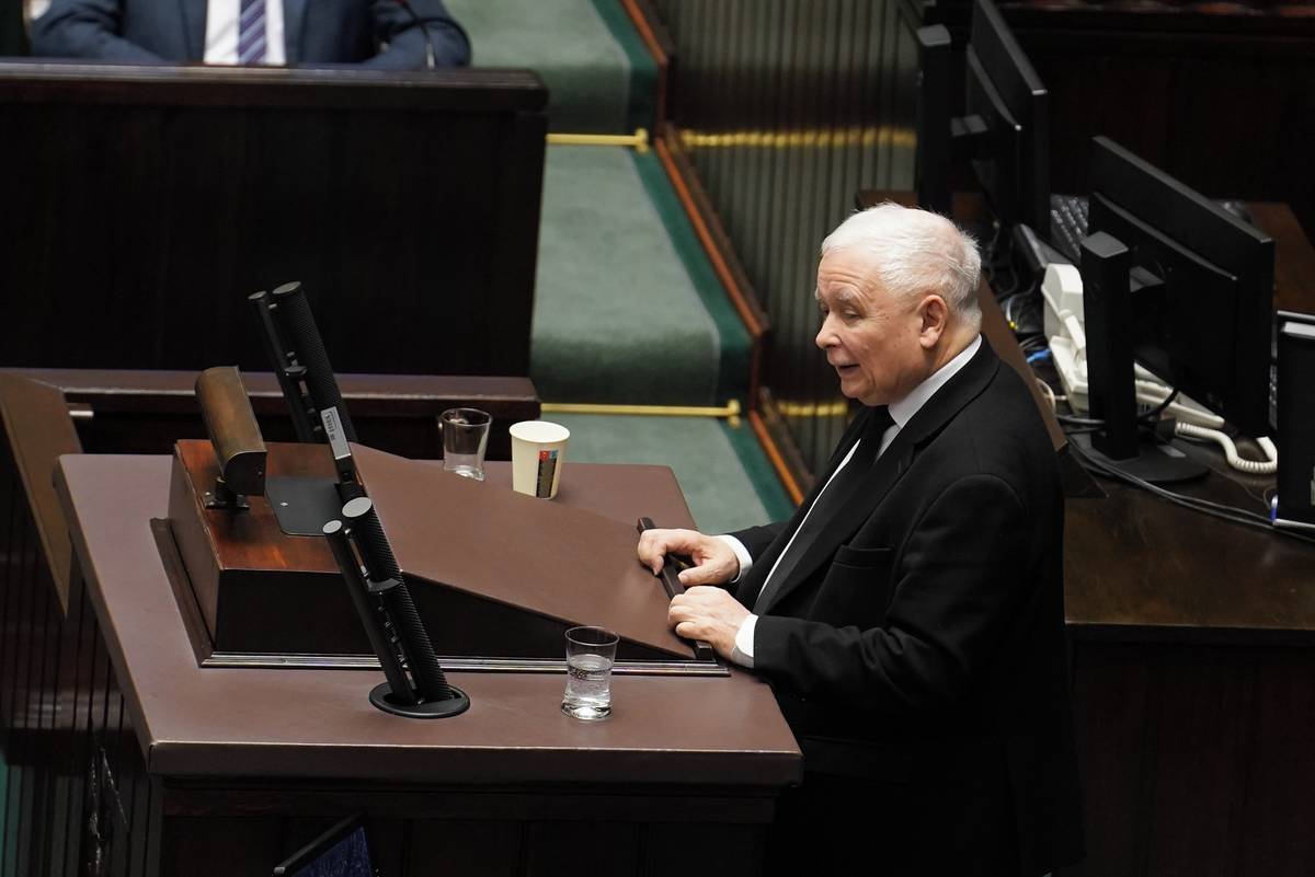 V pondělí začalo odcházení vlád Jarosława Kaczyńského. To má kvůli parlamentním procesům trvat do středy.