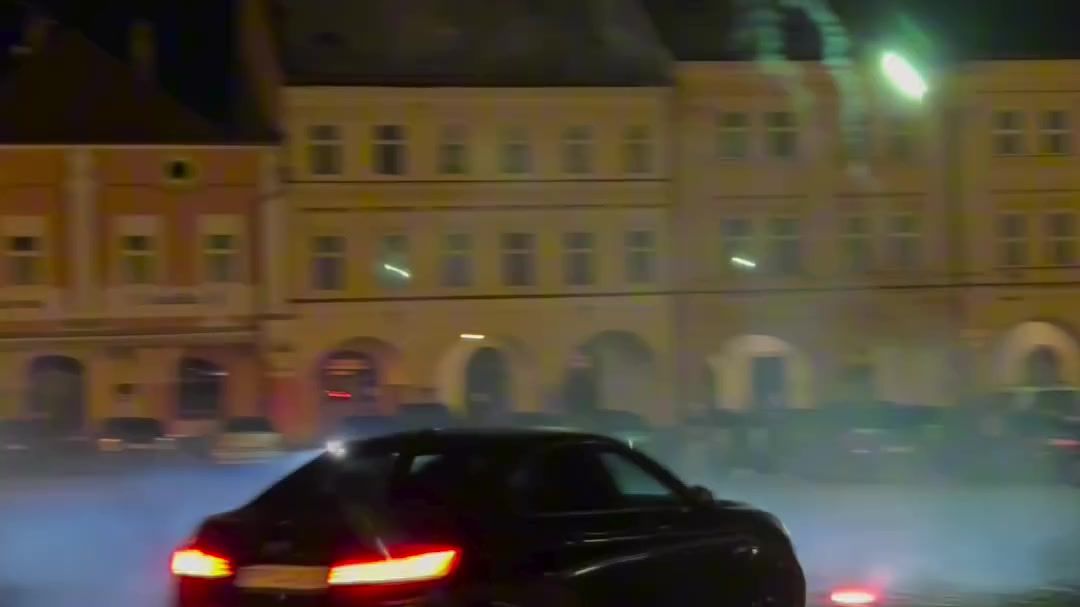 Šlo zabránit víkendovému řádění rychlých aut v Česku? Vedení policie mlčí
