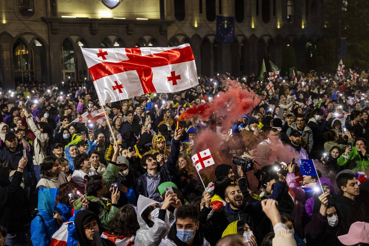 V ulicích Tbilisi vypukly protesty kvůli zákonu o zahraničním vlivu. Lidé se proti normě přibližující zemi Rusku veřejně vymezují už několik týdnů. V posledních dnech, kdy poslanci zákon schvalovali v posledním čtení, však situace eskalovala. Policie vůči demonstrantům už několikrát brutálně zasáhla. K rozehnání demonstrantů používá i vodní děla a slzný plyn.