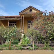 Politické pře a dlouhotrvající pat tak mají jediný faktický důsledek - Varošu si postupně zabrala příroda.