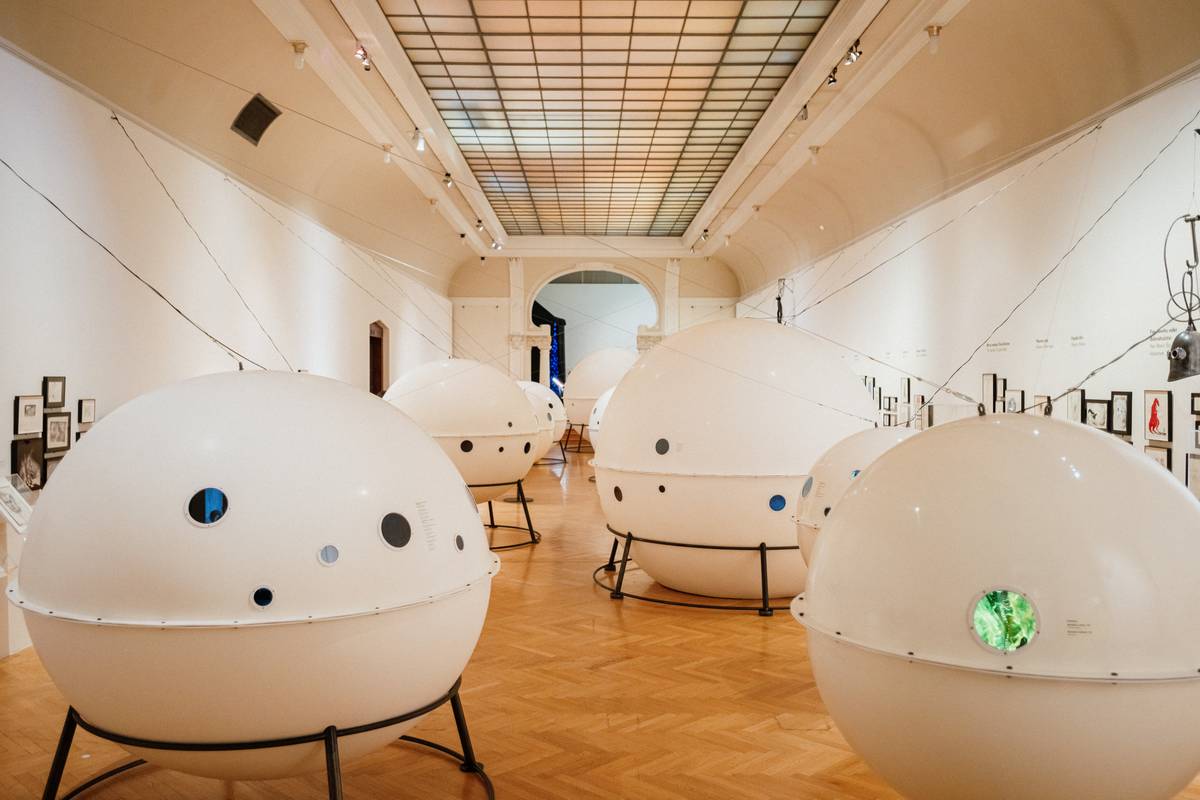 Jednu místnost výstavy Návraty tvoří „planetky“. Když návštěvník nahlédne otvorem dovnitř, uvidí svět z Burtonových filmů – nasvícený tak, aby co nejvíce připomínal Burtonův svět ve své plastičnosti.