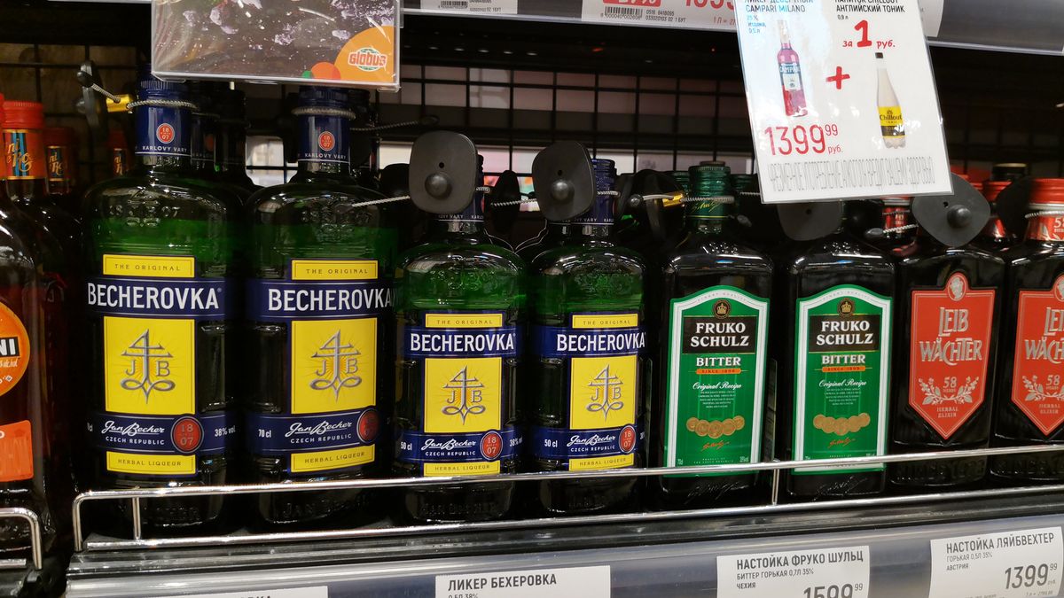 Nová piva i becherovka. Česká nabídka v Moskvě se i přes válku vylepšuje