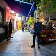 Pátek, 22. hodina a ve Stodolní ulici najdete více zaparkovaných aut nežli bavících se lidí.