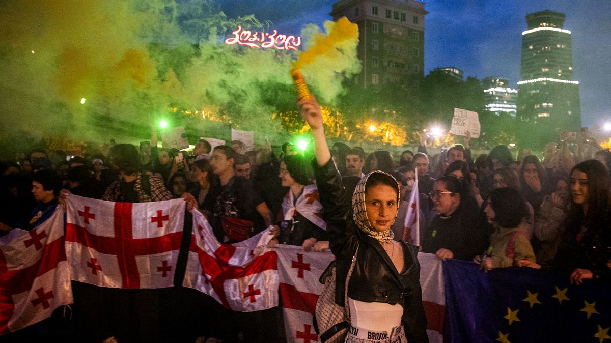 Brutalita a výhrůžky v Gruzii. „Budeme protestovat až do konce,“ zní z ulice