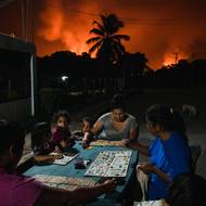 Cenu za jihoamerický kontinent získala Adriana Loureiro Fernandezová (The New York Times) za sérii snímků Red Skies, Green Waters. Tento příběh výmluvně zobrazuje škodlivé dopady průmyslu na životní prostředí i sociální strukturu Venezuely.