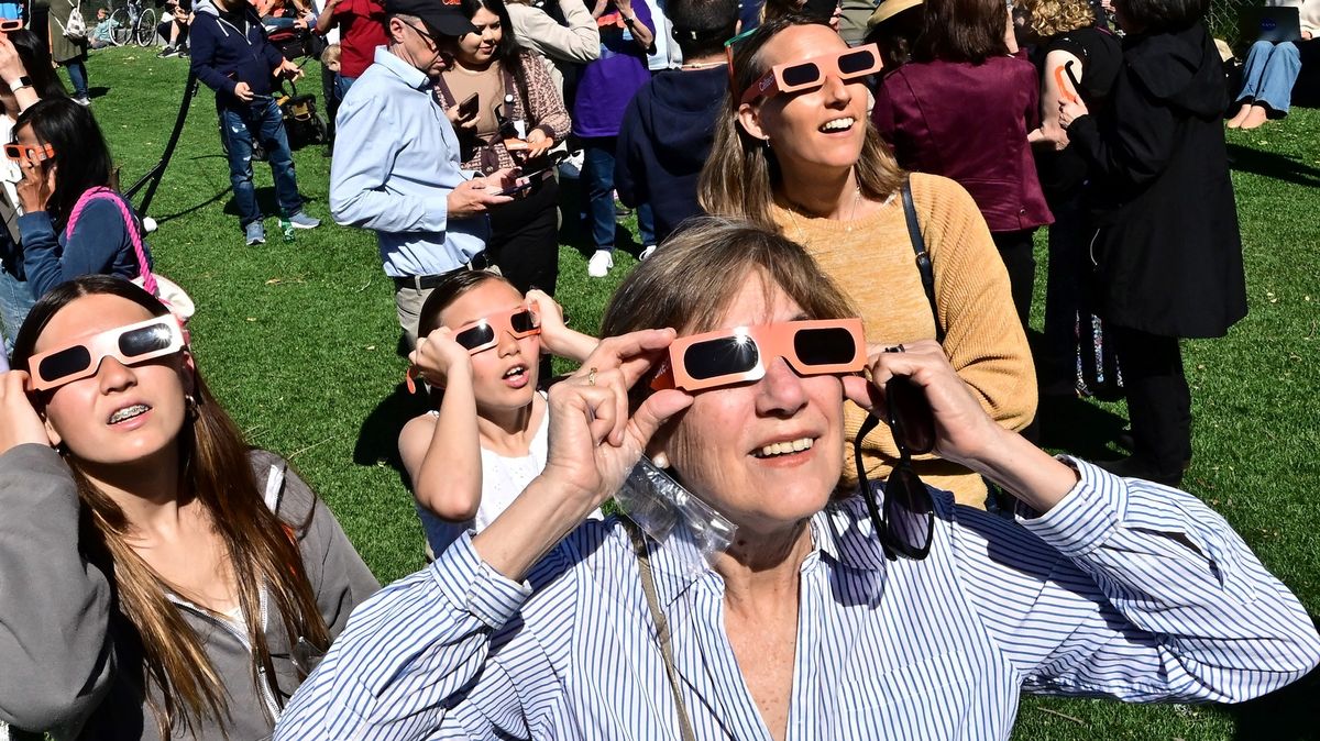Foto: Strach se mění v úžas. Zatmění Slunce sledovaly v Americe miliony lidí