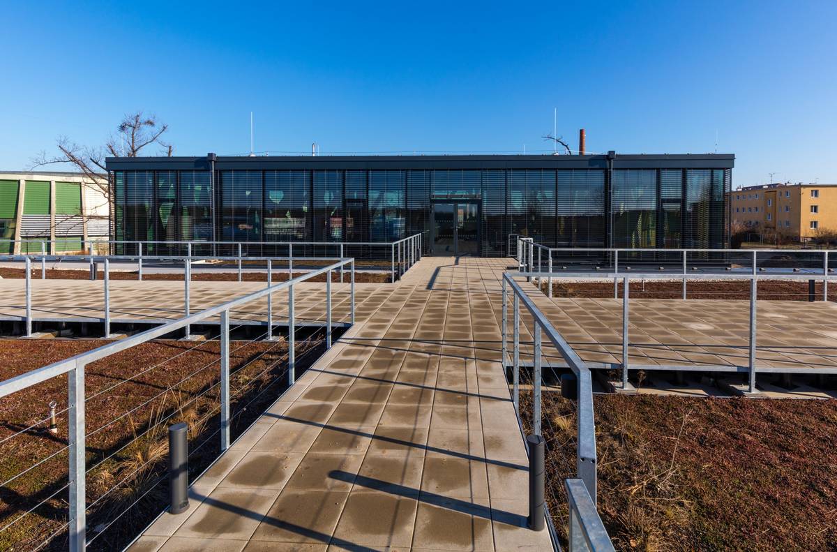 Střecha je částečně pochozí díky dlážděným chodníkům.