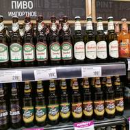 V horním regálu pivo Bakalář z rakovnického pivovaru, který má ruského majitele a už v minulosti se výrazně orientoval na ruský trh.