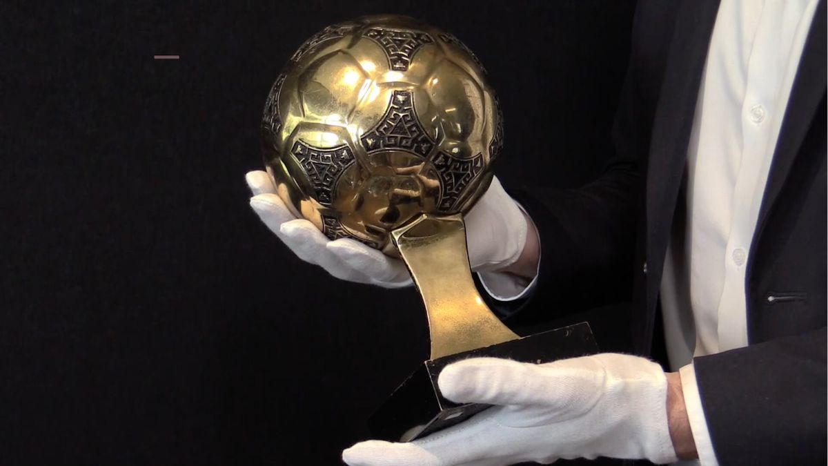 Maradonův Zlatý míč je na prodej. Objevilo se ale obvinění z krádeže