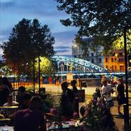 Naopak na promenádě u řeky, které se přezdívá Malá Kodaň, funguje už devět let klub Dock. Právě sem se přelévají lidé ze Stodolní.