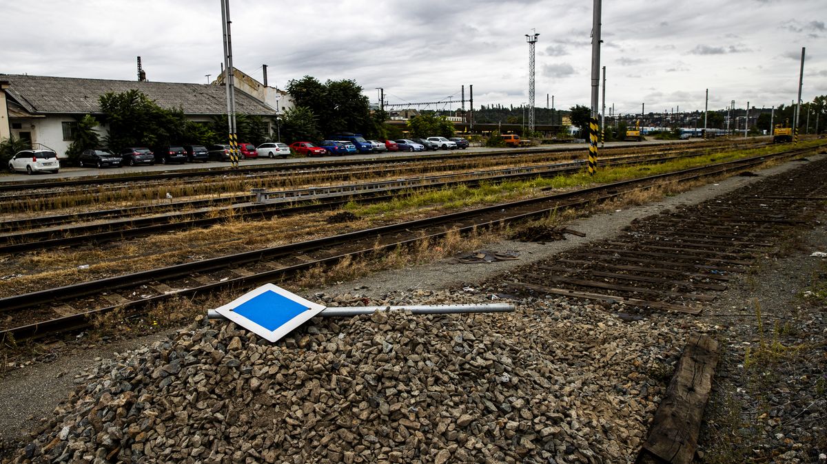 Krádež kabelů zabezpečovacího zařízení omezila provoz vlaků přes Smíchov