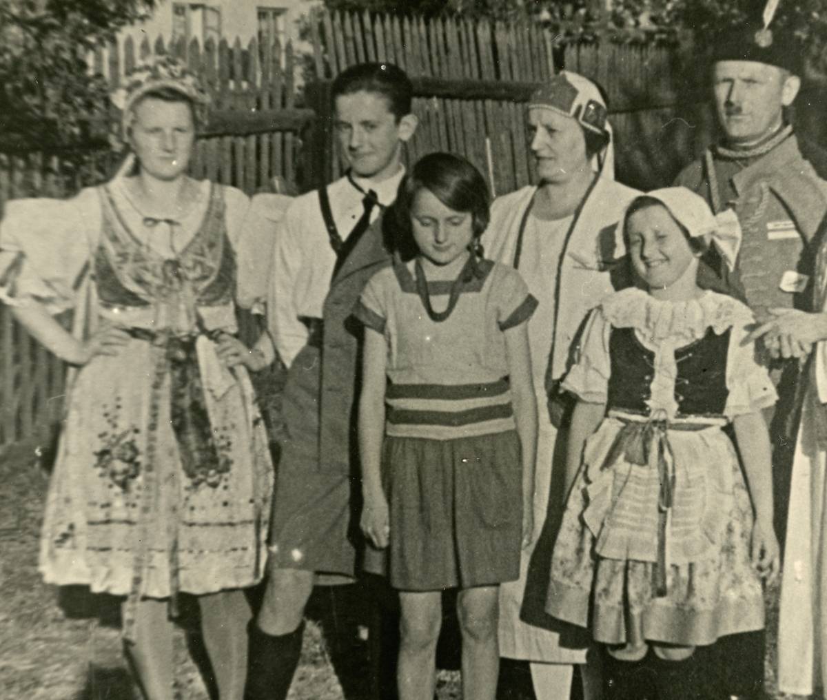 Rodina Novákových. Do spolupráce s paraskupinou Anthropoid byla zapojena od počátku. Podílela se tedy i na přípravě atentátu. Byt rodiny se také stal prvním pražským útočištěm Josefa Gabčíka a Jana Kubiše. Čtrnáctiletá Jindřiška (na snímku uprostřed) vyzvedla po útoku na Heydricha kolo Jana Kubiše. Václava Nováka, jeho manželku Marii (na snímku stojí zprava), syna Václava, dcery Annu a Jindřišku nacisté zavraždili v Mauthausenu.