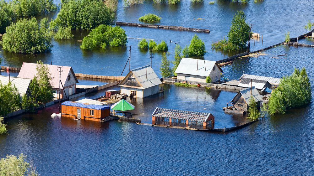 Hladina stoupá nejrychleji za 100 let, Rusové už odstavují i orskou rafinerii