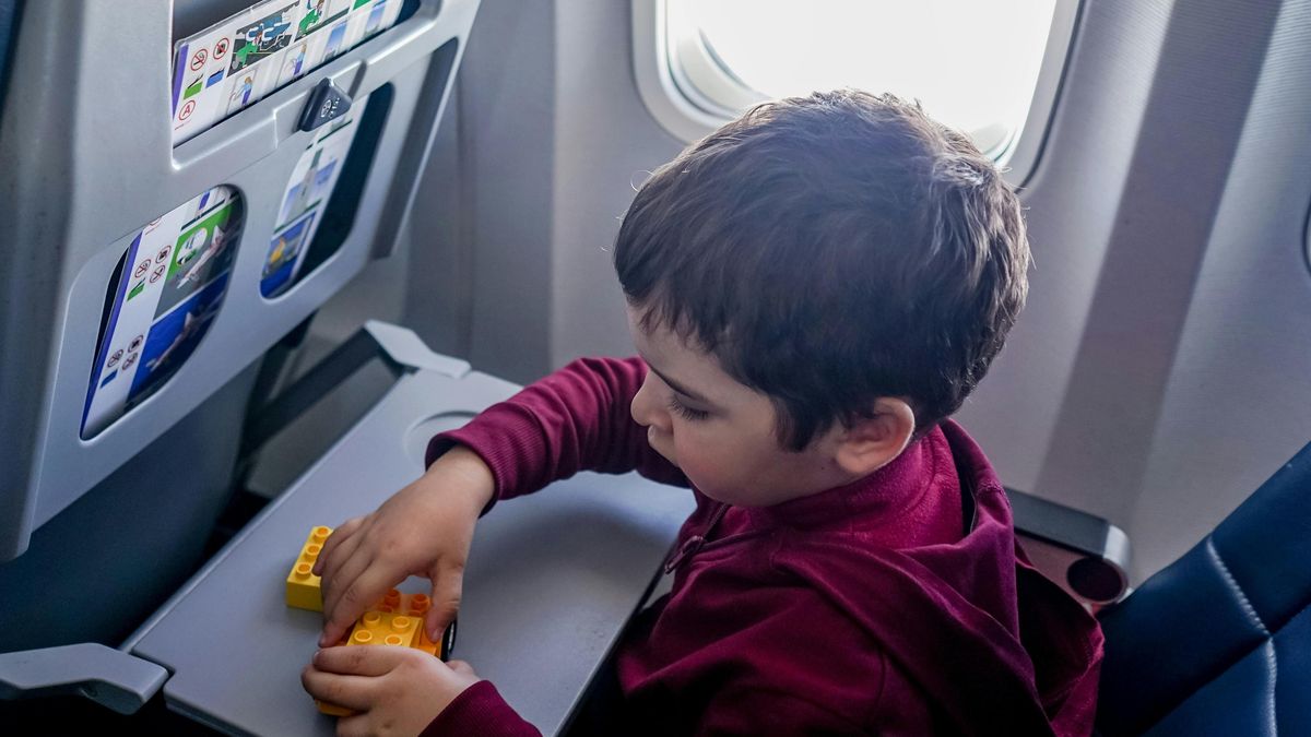 Jak si usnadnit cestování letadlem s dětmi: Tipy od nákupu letenek po přistání