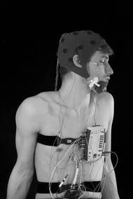 PSG kromě mozkové aktivity mozku měří i aktivitu svalstva (např. obličeje a očí), dechovou aktivitu (pás na hrudníku a břiše), proudění vzduchu před ústy a nosem  a sycení krve kyslíkem (sonda oxymetru na prstě).