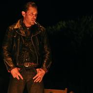 Z filmu Motorkáři s Austinem Butlerem a Tomem Hardym.