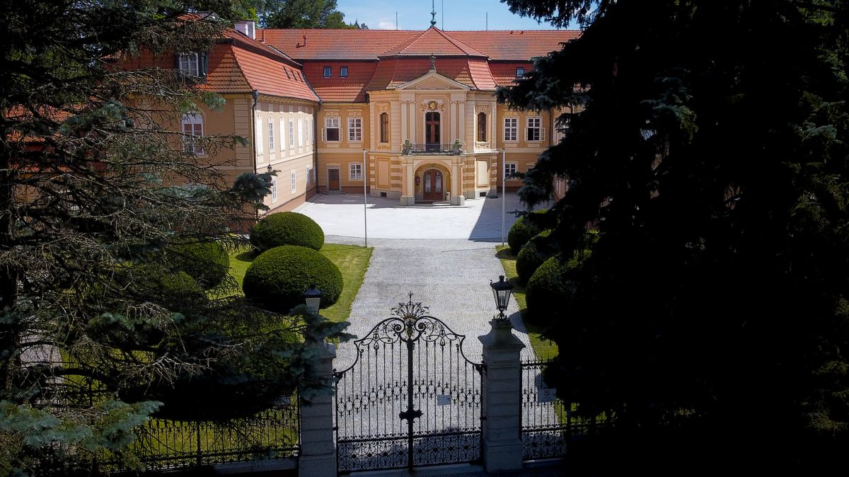 Vládní zámek nejde prodat. Stát už jedná s obcí, že jí část přenechá
