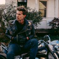 Z filmu Motorkáři s Austinem Butlerem a Tomem Hardym.