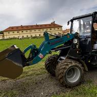 K ruce mají sestry další technickou vymoženost. Ještě větší nakladač.