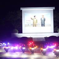 Ani to Kim Čong-un nepodcenil a nechal trasu patřičně vyzdobit. Pozornosti komentátorů neuniklo, že kromě mnoha bannerů v jinak nedostatkem elektřiny trpícím městě významně přibylo i světla.