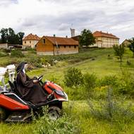 Nezapomíná se ani na péči o trávník. Nový traktor si sestry vychvalují.