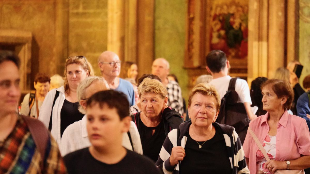Fotky: Přes den davy, večer prázdno. Kutná Hora mezi turismem a klidem