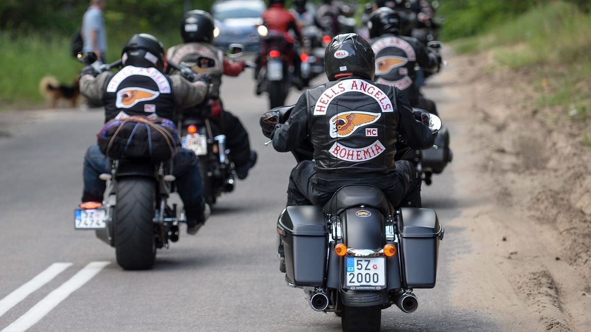 Město si na likvidaci nelegální reklamy najalo motorkáře z Hells Angels