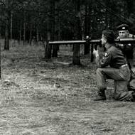 Josef Mašín s bezzákluzovou protitankovou zbraní (105mm Recoiless Rifle). Za ním Štefan Mazák, blízký přítel Mašínů. Mazák jako americký voják absolvoval tajnou operaci v Kongu. Při evakuaci zraněných zachránil celou svou jednotku. Padl ve Vietnamu v přestřelce s komunistickým Vietkongem v dubnu 1968. Je pohřben na Arlingtonském národním hřbitově ve Washingtonu.