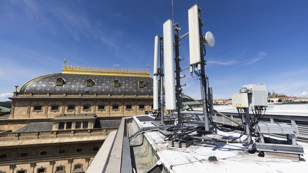 Fotky: Tajemství pražských střech. Tudy se žene internet
