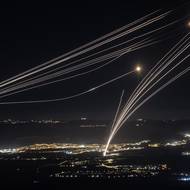 Na snímku jdou vidět rakety vypálené z jižního Libanonu (zachyceny izraelským systémem protivzdušné obrany Iron Dome) nad oblastí Horní Galilea v severním Izraeli, vyfoceno 3. srpna.