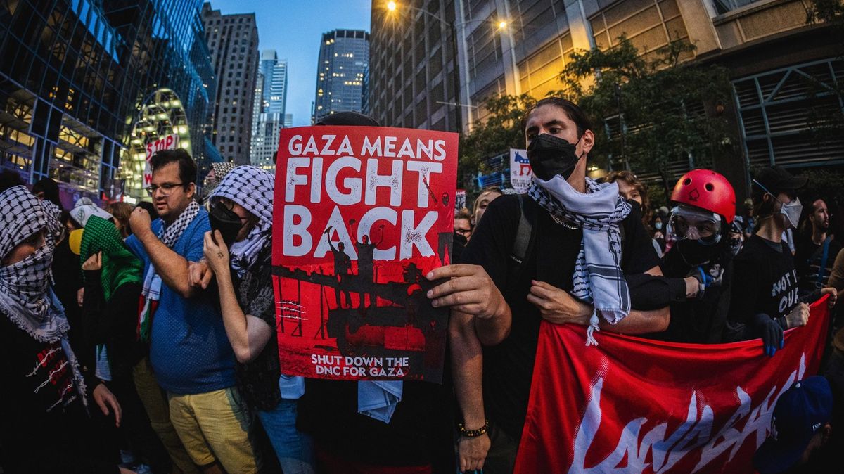 Při propalestinských protestech v Chicagu zatkla policie přes 70 lidí