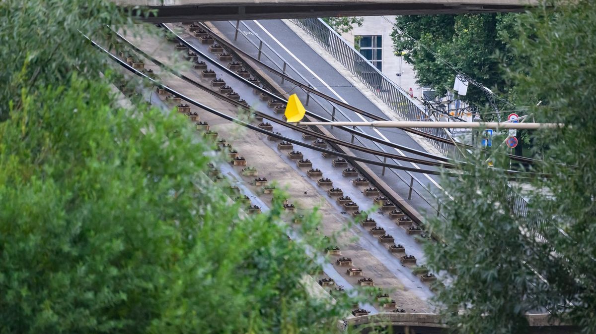 V Drážďanech se částečně zřítil most přes Labe, zraněn nikdo nebyl