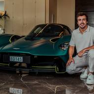 Fernando Alonso si spolupráci s týmem nemůže vynachválit. Jako dáreček za své služby dostal nedávno speciální hypersport Valkyrie.