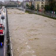 Město uzavírá nábřeží, vídeňské metro jezdí jen omezeně. (Řeka Vídeňka,  15. září ve Vídni.)