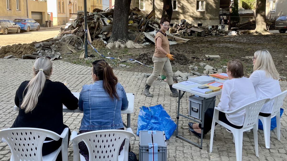 Totální bahno, bonbony pro vojáky. Jak volí město, které zničila povodeň